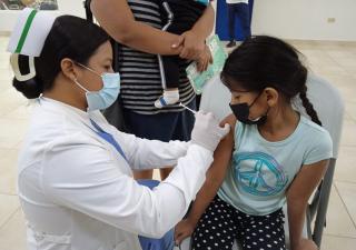 Bocatoreños acuden a la vacunación contra la influenza