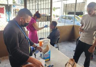 Población de Calidonia se beneficia de feria de salud