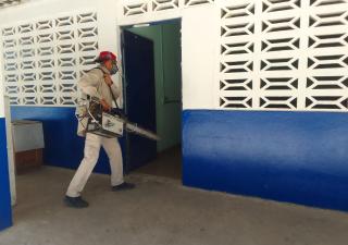 Control de Vectores inspecciona y nebuliza escuelas en Los Santos