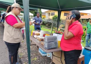 Minsa inspecciona manipuladores de alimentos en la ruta del desfile de Sabanitas