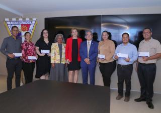 Educación que transforma: Fundación Ricardo Galindo Quelquejeu y APEDE premian la excelencia académica