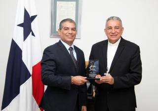 Arzobispo de Panamá recibe reconocimiento en el Minsa