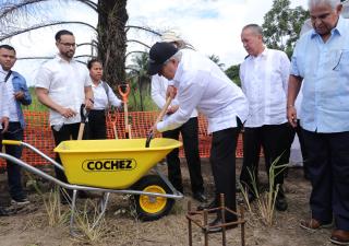  Dan primera palada para la construcción del bunker para el acelerador lineal del nuevo Hospital de Bugaba