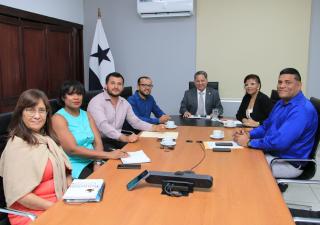 Viceministro de Salud recibe la visita de representantes de la provincia Herrera