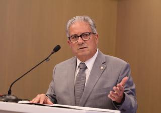 Ministro Boyd Galindo pide mayor análisis del Proyecto de Ley 19 que busca extender horarios en los centros de salud