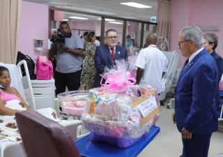 Minsa entrega canastillas en la sala de maternidad del Hospital Santo Tomás
