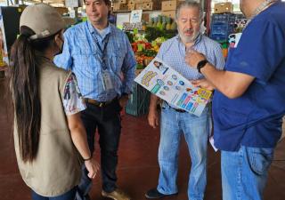 Equipo de salud orienta a consumidores y comerciantes del Merca Panamá