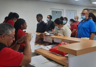 Salud realiza feria para obtener el carnet blanco