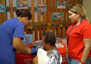 Adultos mayores disfrutaron programa especial en el stand de salud de la Feria de David