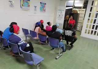 Orientación sobre la hemofilia a padres de clínica de tamizaje auditivo en Colón