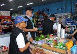 Operativo de salud en establecimientos de expendio de alimentos y otros productos en el sector de Santa Marta