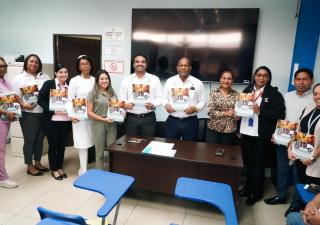 Promoción de la región de salud de Panamá Norte, entrega libro sobre deberes y derechos en salud 