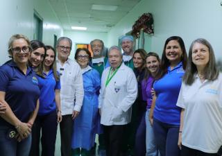 Ministro Boyd Galindo realizó recorrido durante jornada especializada de cirugía de epilepsia pediátrica en el Hospital del Niño