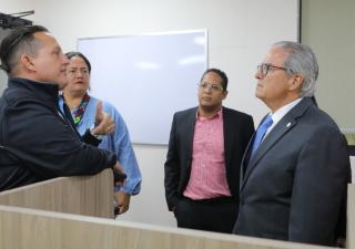 Ministro de Salud realiza recorrido por el Centro de Contacto del Minsa