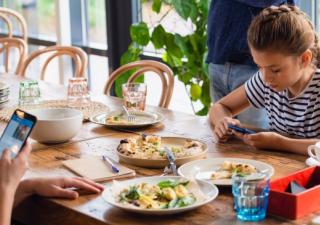 Uso excesivo de dispositivos digitales, un factor clave en el aumento de la obesidad infantil, advierten especialistas