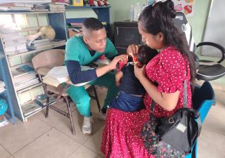 Minsa atiende a decenas de familias en área de difícil acceso en Donoso